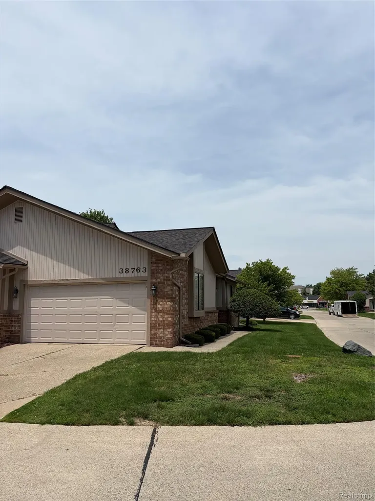 38763 Windmill Pointe N Clinton Charter Township MI 48038