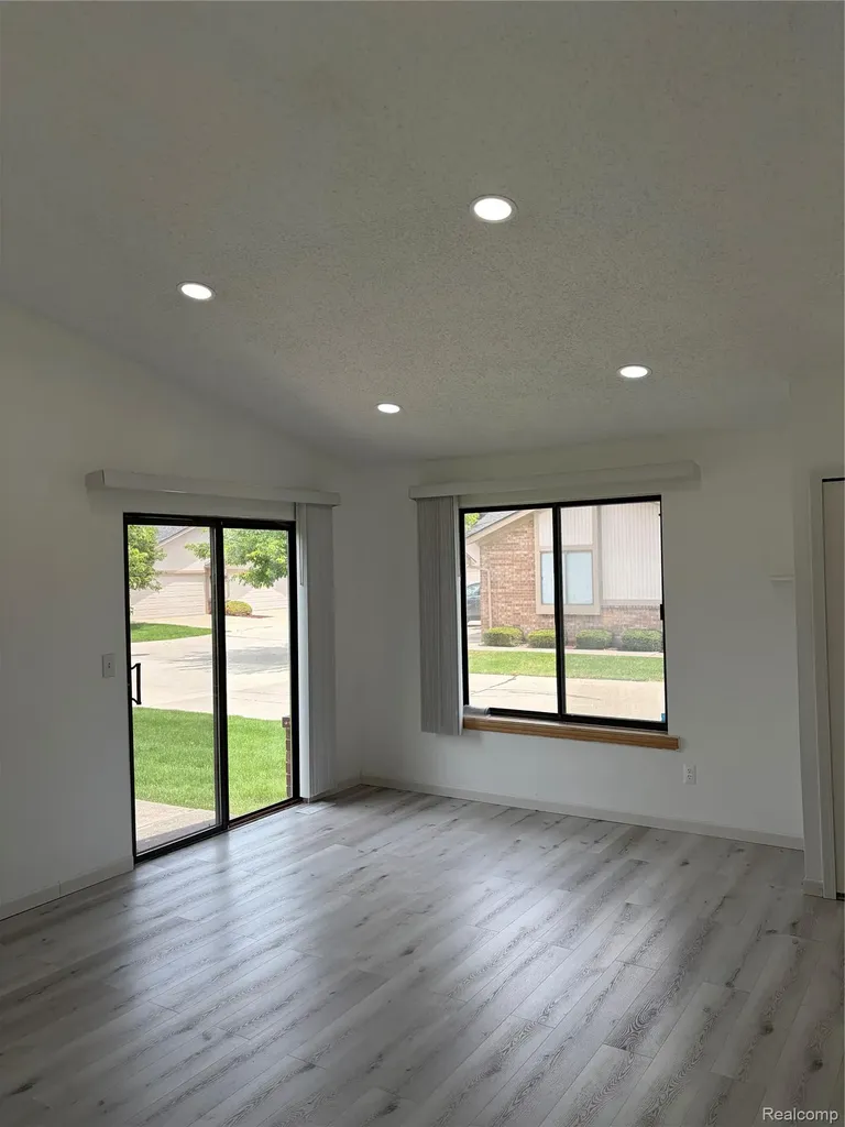 38763 Windmill Pointe N Clinton Charter Township MI 48038