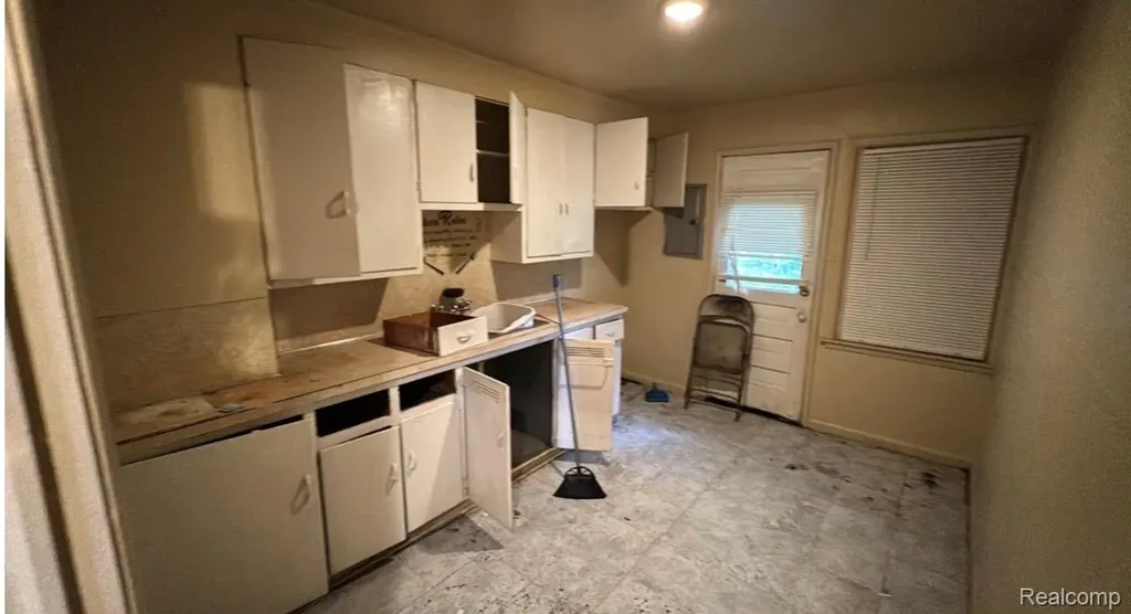 18644 Kelly Road Detroit City MI 48224