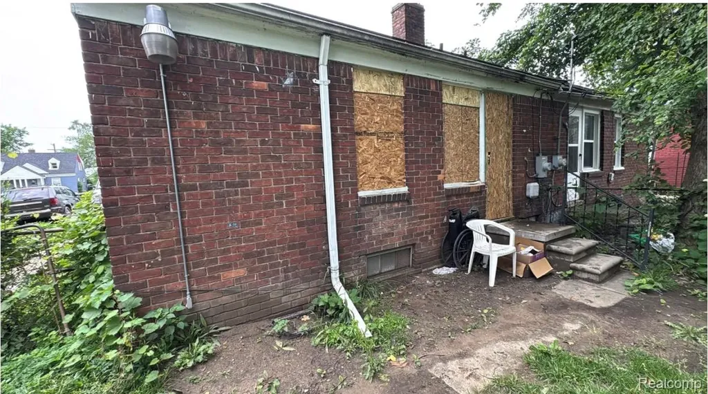 18644 Kelly Road Detroit City MI 48224