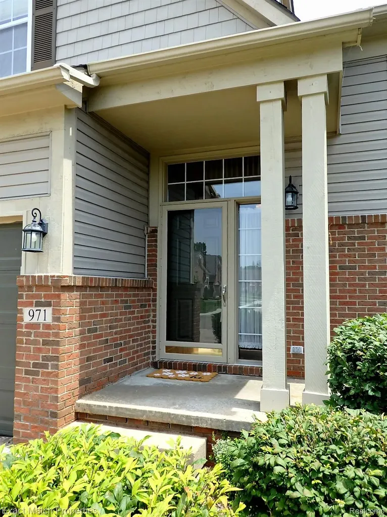 971 Sloane Court White Lake Charter Township MI 48386