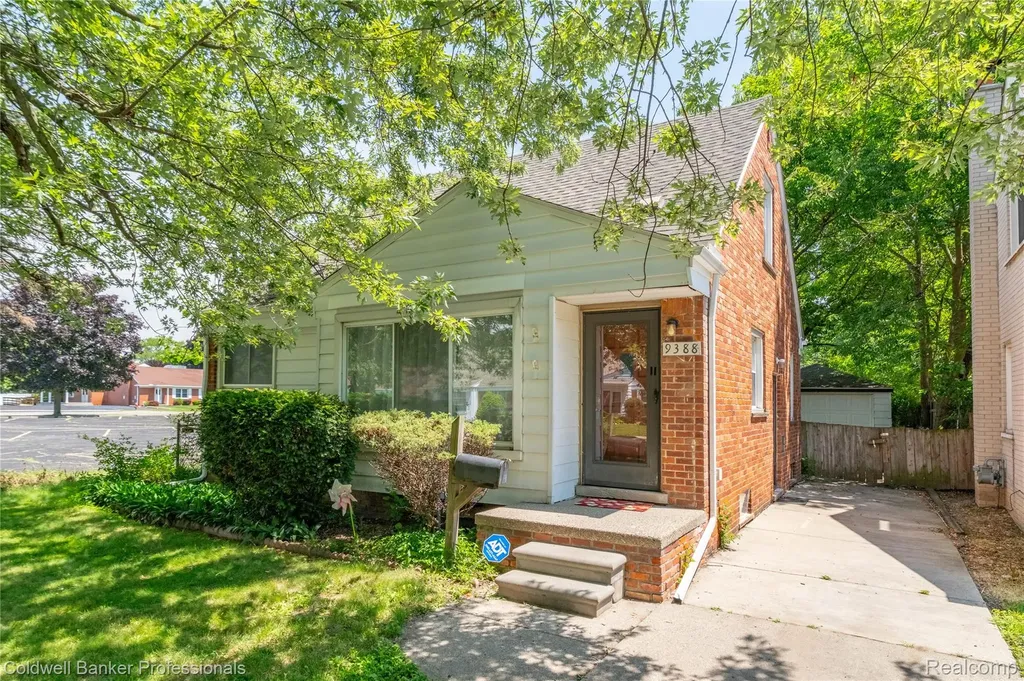 9388 Salem Redford Charter Township MI 48239