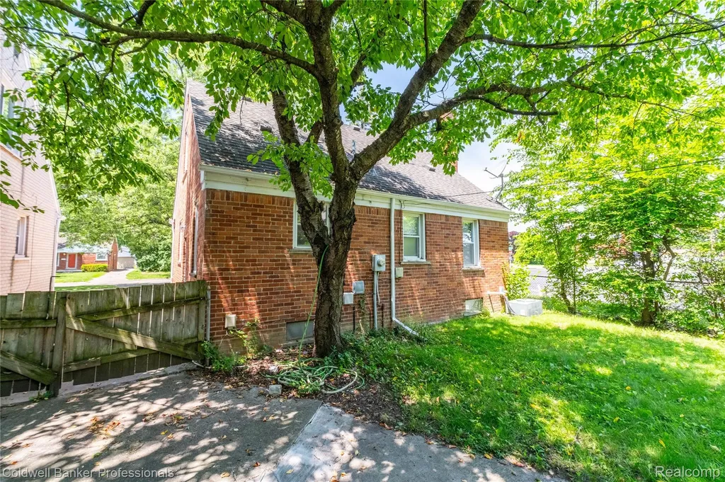 9388 Salem Redford Charter Township MI 48239