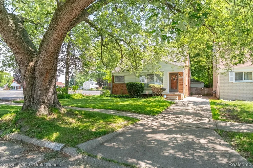 9388 Salem Redford Charter Township MI 48239