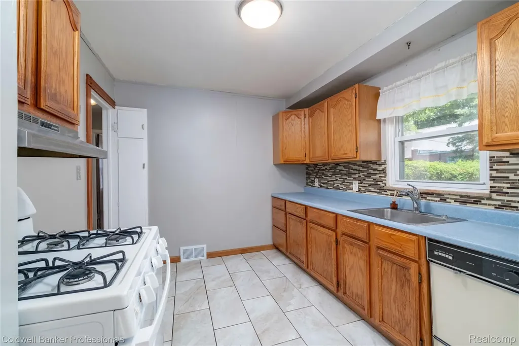 9388 Salem Redford Charter Township MI 48239