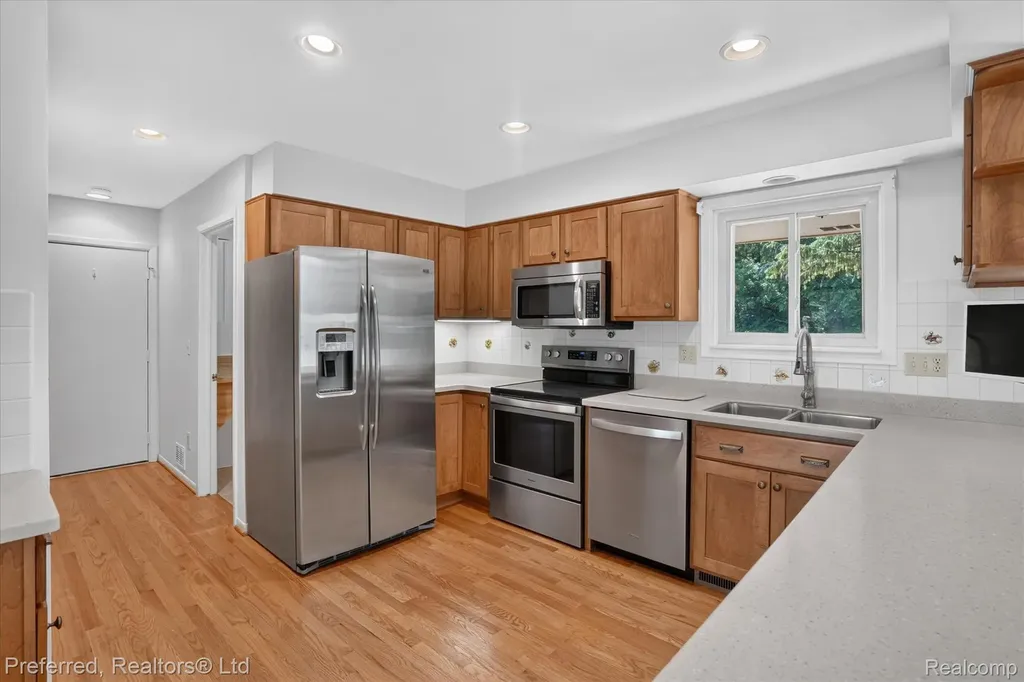 5524 Lawrence Court Hamburg Township MI 48169