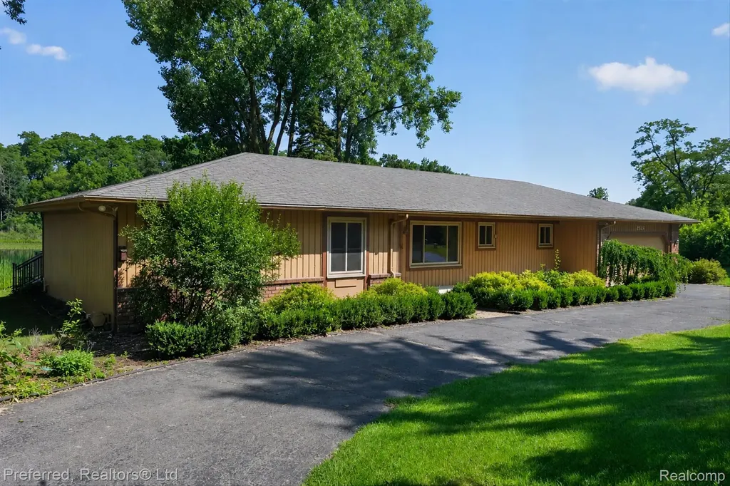 5524 Lawrence Court Hamburg Township MI 48169