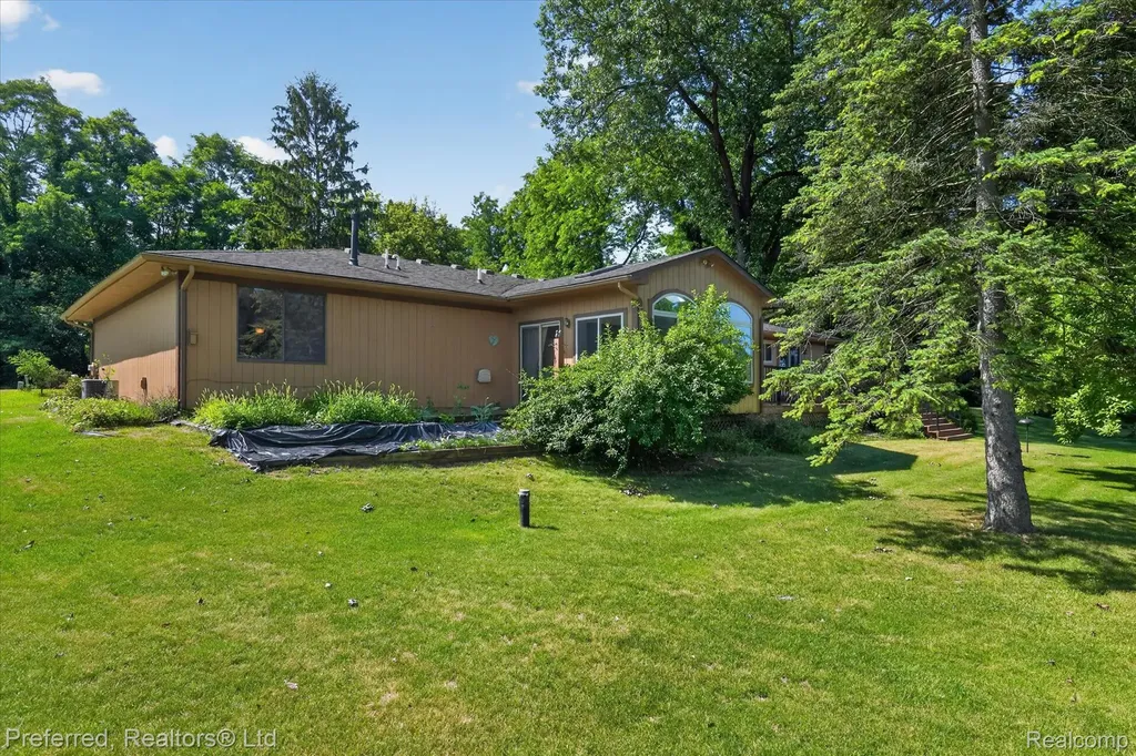 5524 Lawrence Court Hamburg Township MI 48169