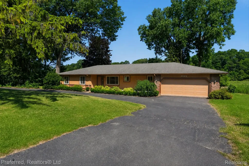 5524 Lawrence Court Hamburg Township MI 48169