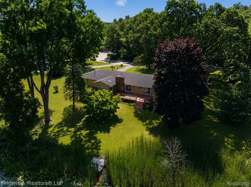 5524 Lawrence Court Hamburg Township MI 48169