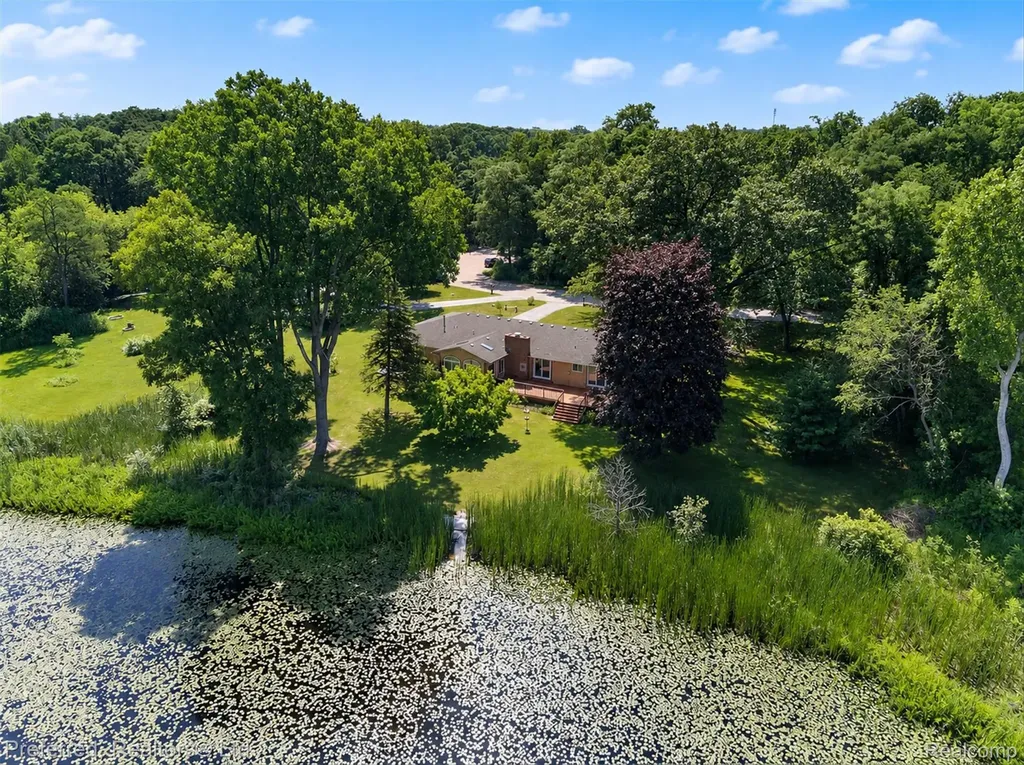 5524 Lawrence Court Hamburg Township MI 48169