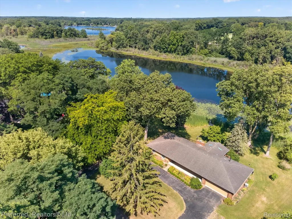 5524 Lawrence Court Hamburg Township MI 48169