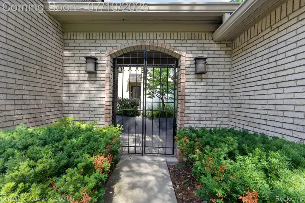 1102 Hillpointe Circle Bloomfield Hills City MI 48304