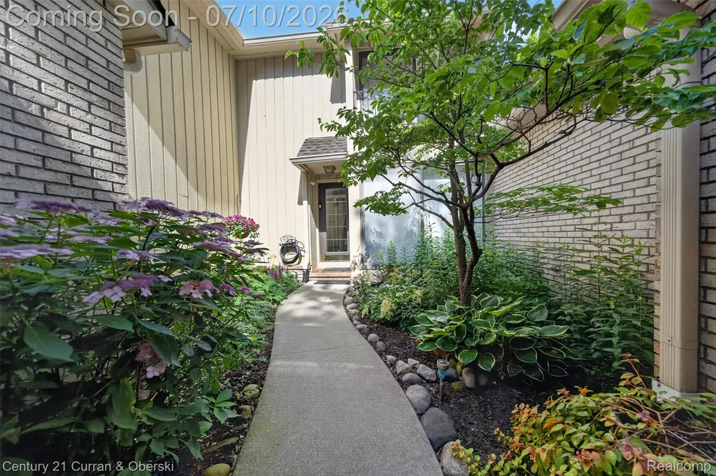 1102 Hillpointe Circle Bloomfield Hills City MI 48304