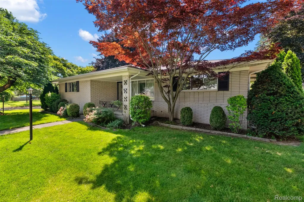 17048 Harbor Hill Drive Clinton Charter Township MI 48035