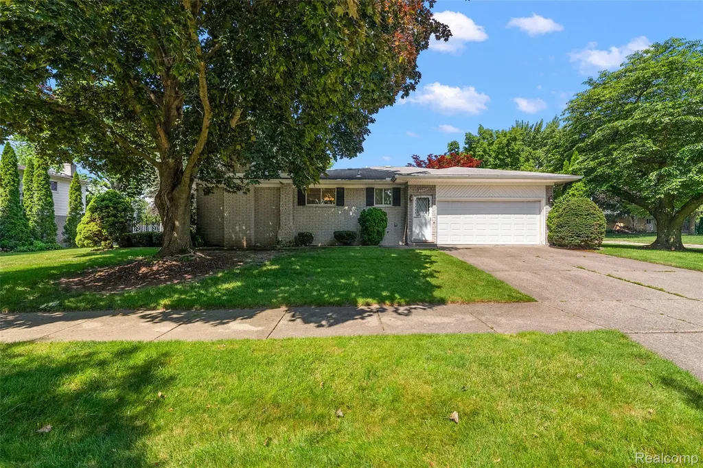 17048 Harbor Hill Drive Clinton Charter Township MI 48035