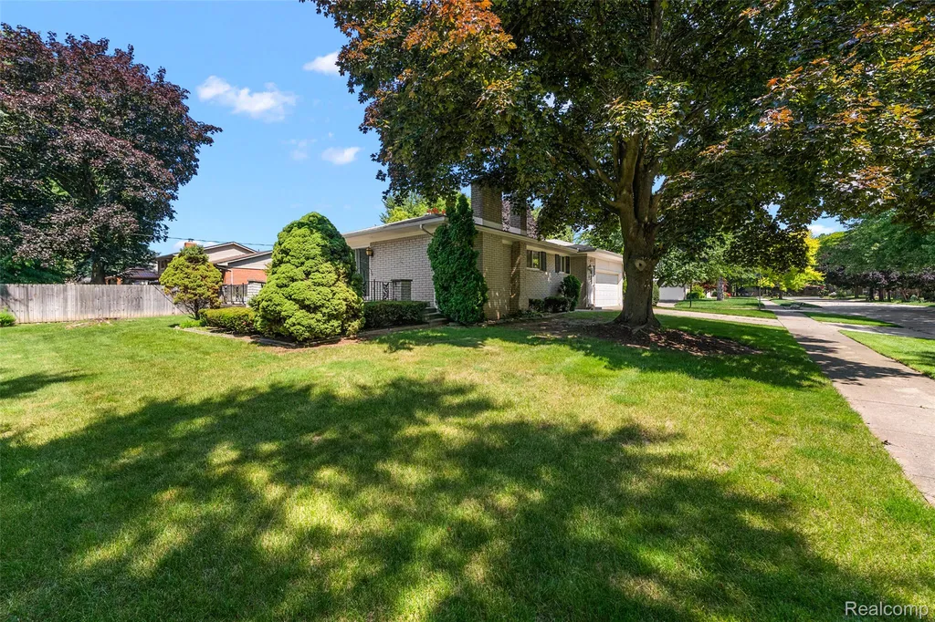 17048 Harbor Hill Drive Clinton Charter Township MI 48035