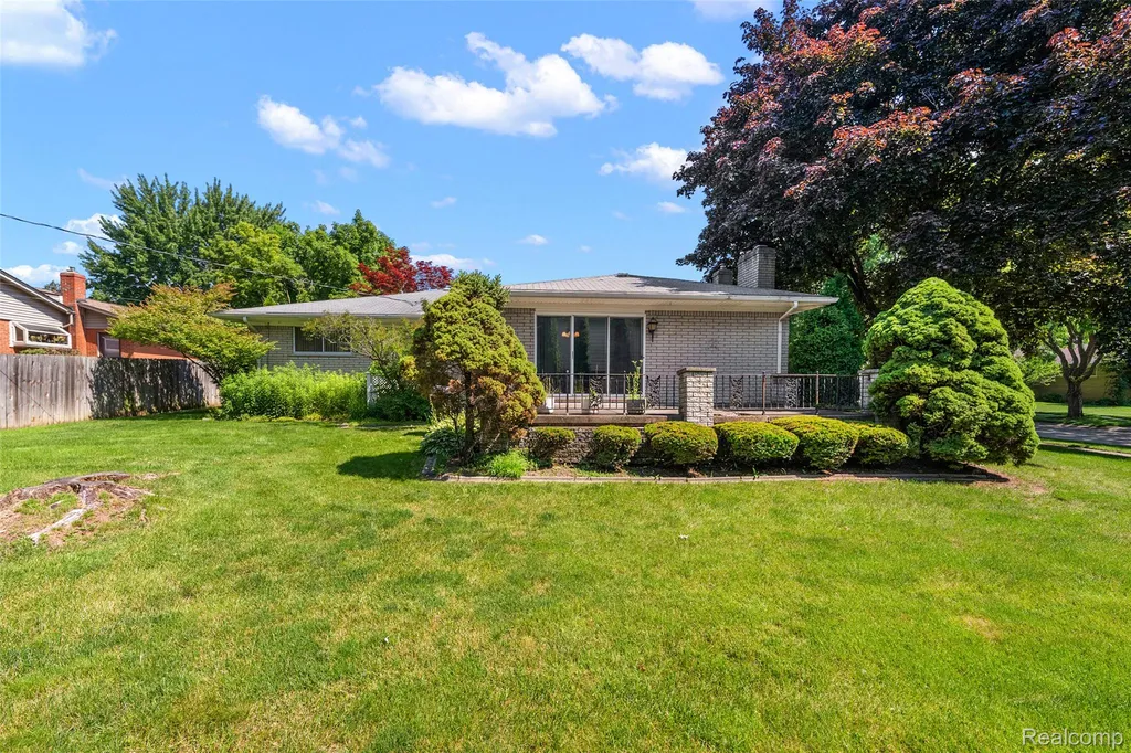 17048 Harbor Hill Drive Clinton Charter Township MI 48035