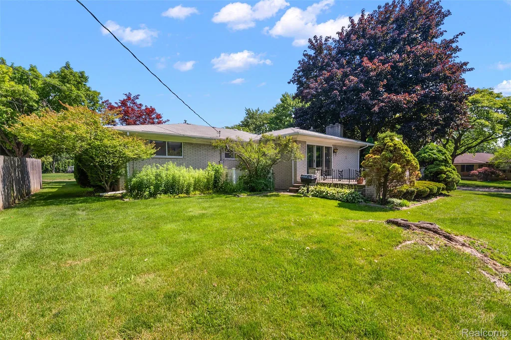 17048 Harbor Hill Drive Clinton Charter Township MI 48035