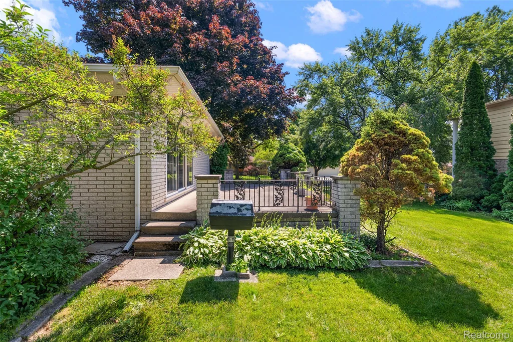 17048 Harbor Hill Drive Clinton Charter Township MI 48035