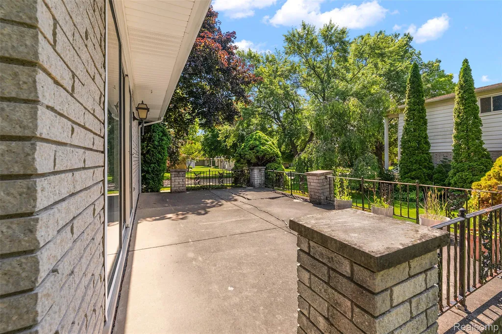 17048 Harbor Hill Drive Clinton Charter Township MI 48035