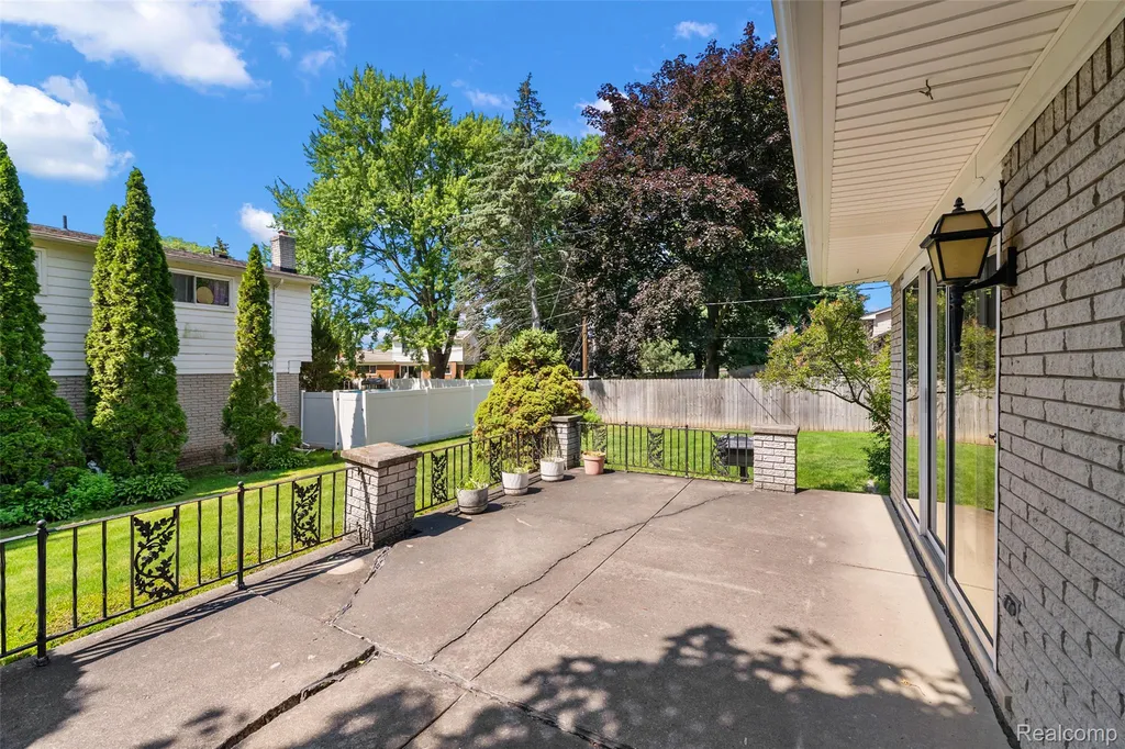 17048 Harbor Hill Drive Clinton Charter Township MI 48035