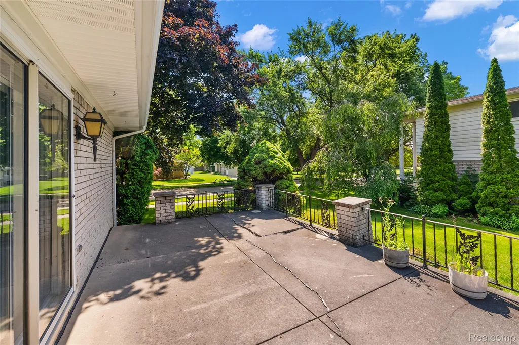 17048 Harbor Hill Drive Clinton Charter Township MI 48035