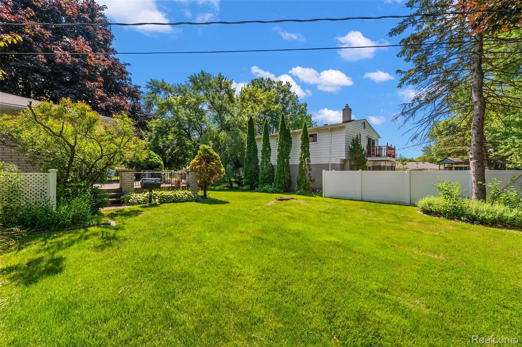 17048 Harbor Hill Drive Clinton Charter Township MI 48035
