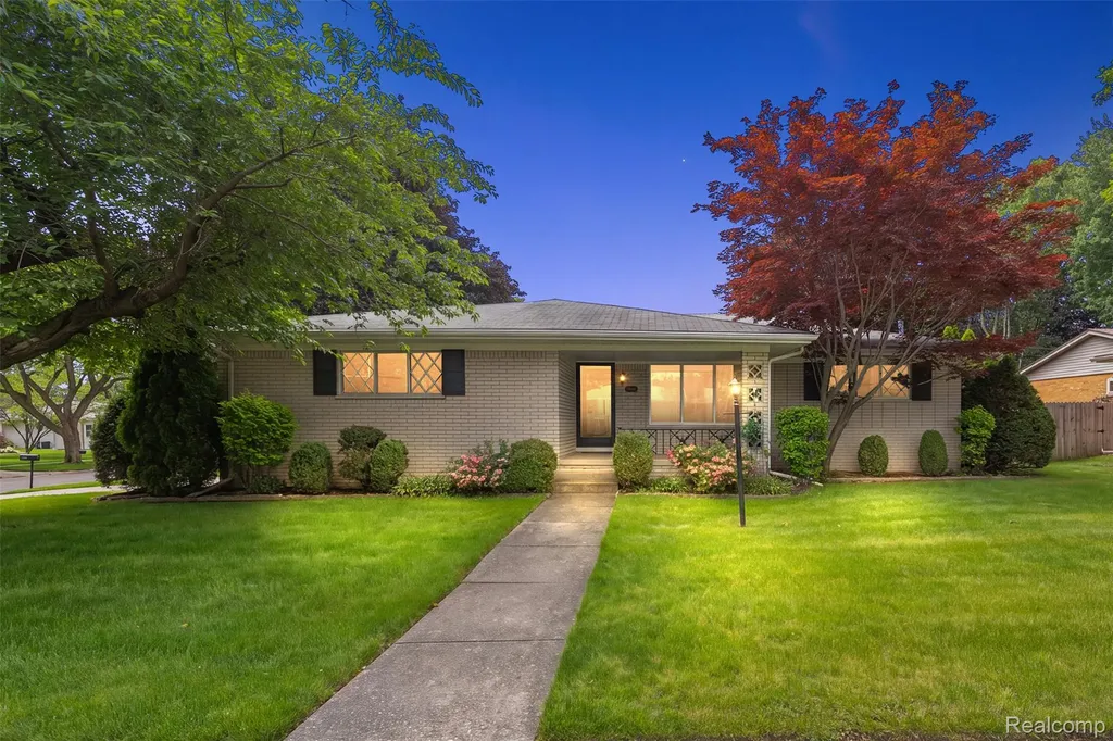 17048 Harbor Hill Drive Clinton Charter Township MI 48035