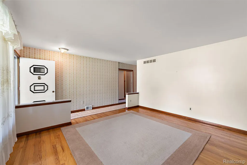 17048 Harbor Hill Drive Clinton Charter Township MI 48035