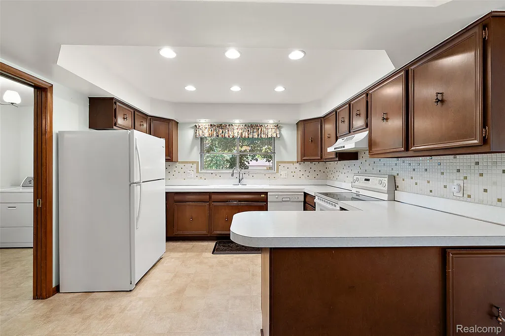 17048 Harbor Hill Drive Clinton Charter Township MI 48035