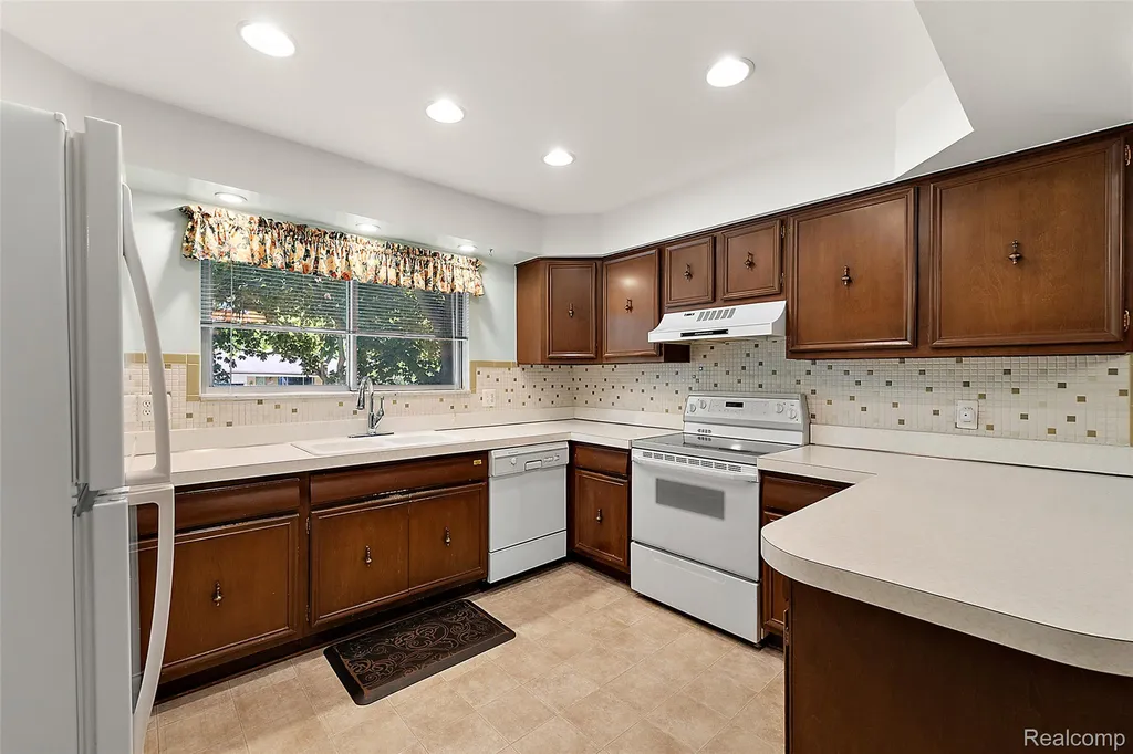 17048 Harbor Hill Drive Clinton Charter Township MI 48035