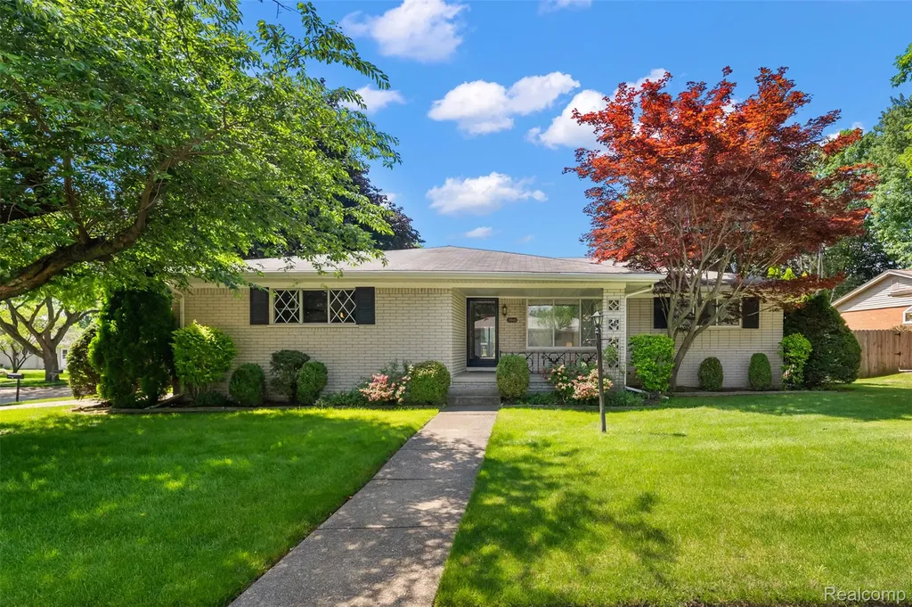 17048 Harbor Hill Drive Clinton Charter Township MI 48035