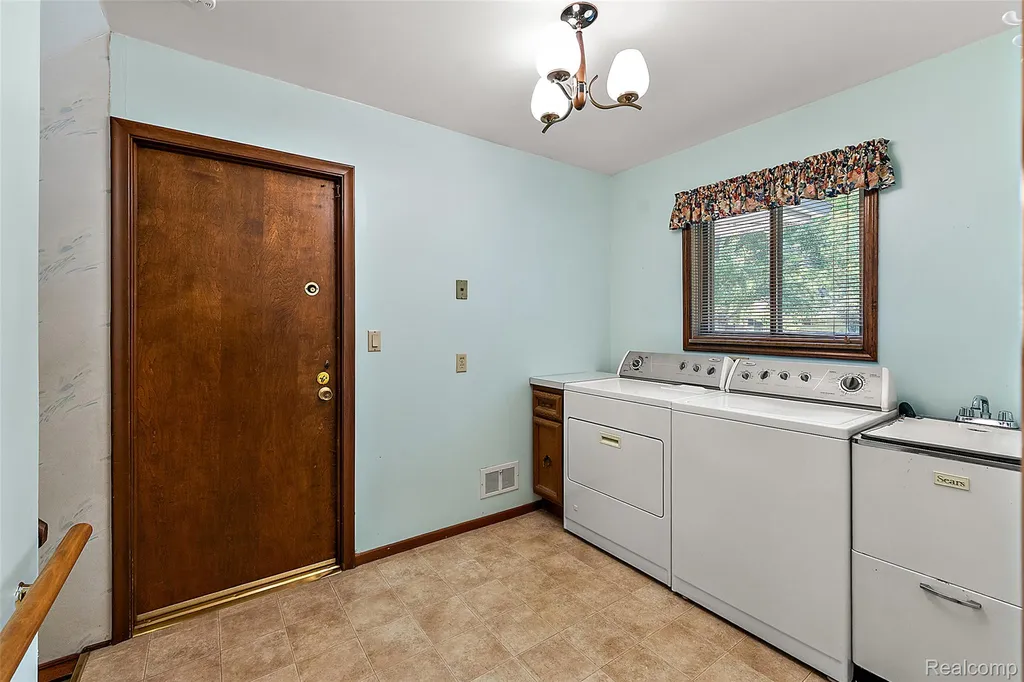 17048 Harbor Hill Drive Clinton Charter Township MI 48035