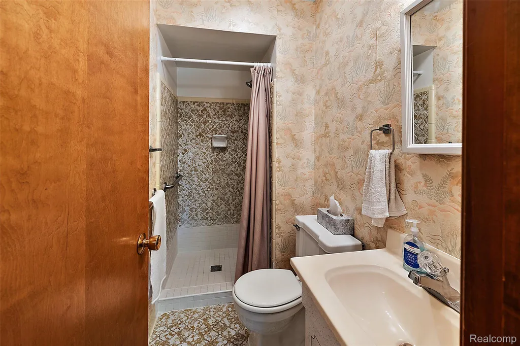 17048 Harbor Hill Drive Clinton Charter Township MI 48035