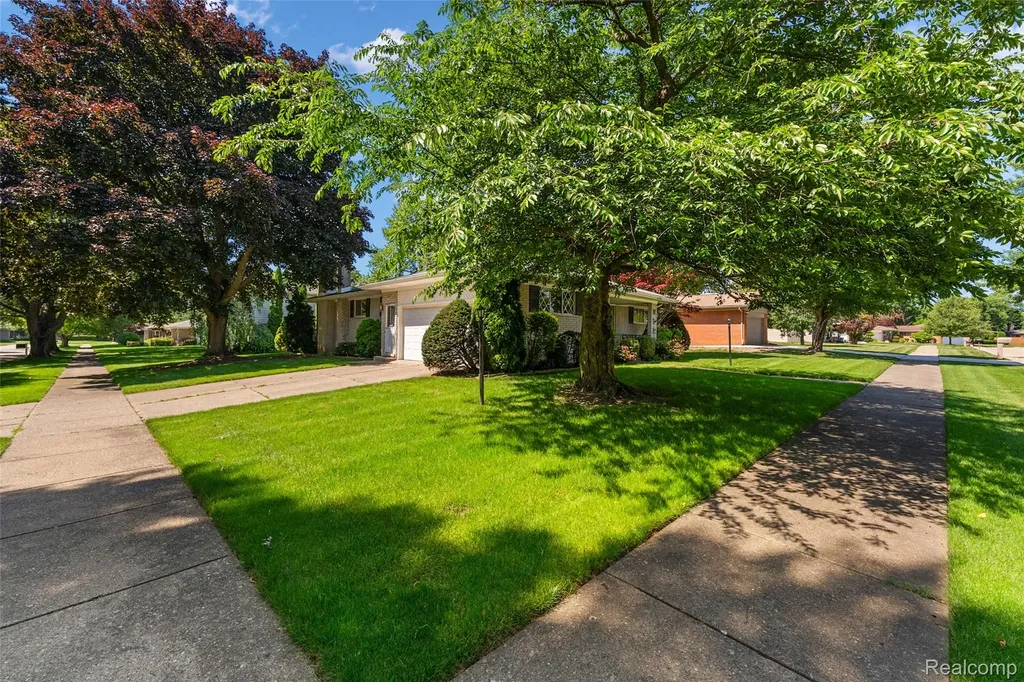 17048 Harbor Hill Drive Clinton Charter Township MI 48035
