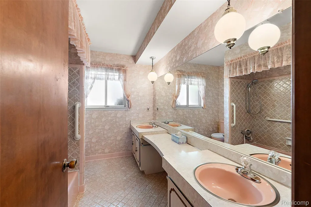 17048 Harbor Hill Drive Clinton Charter Township MI 48035