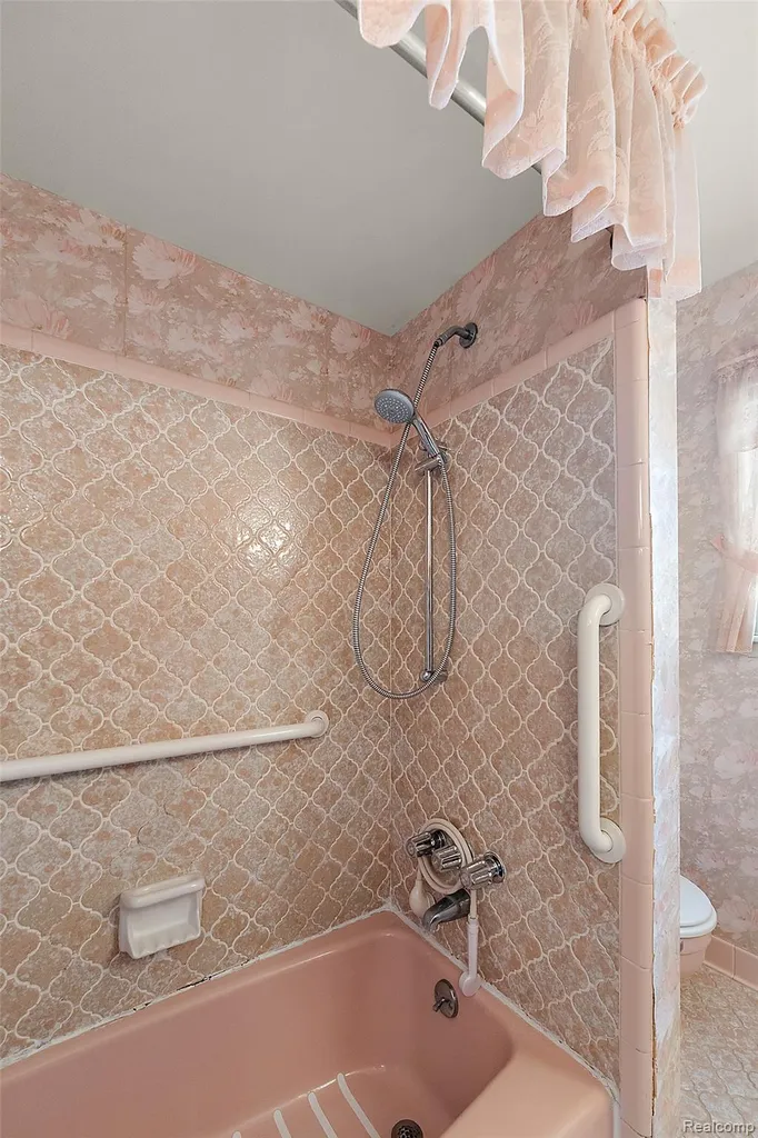 17048 Harbor Hill Drive Clinton Charter Township MI 48035