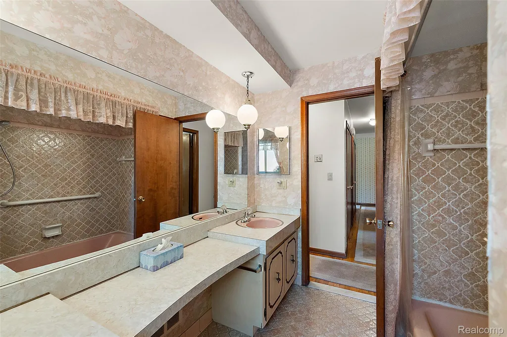 17048 Harbor Hill Drive Clinton Charter Township MI 48035