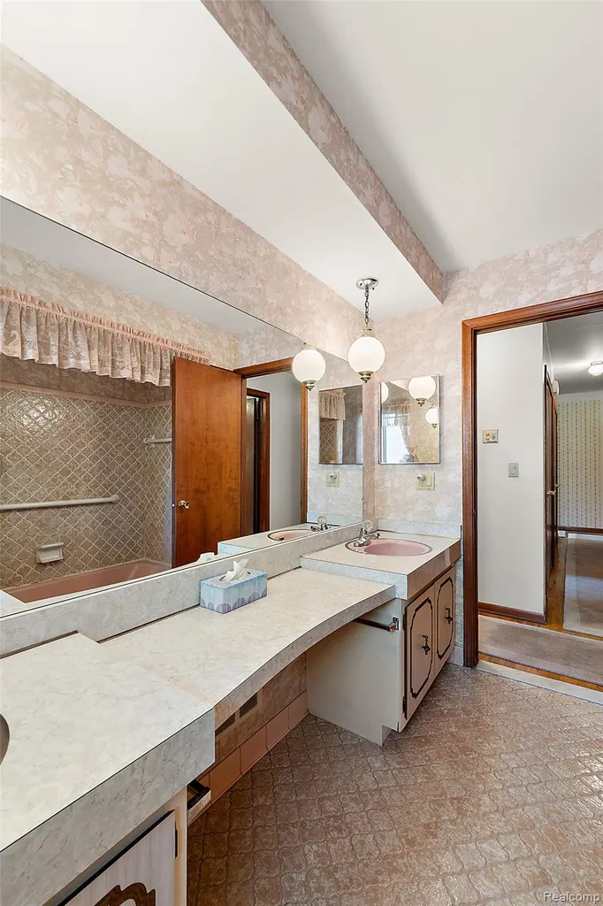 17048 Harbor Hill Drive Clinton Charter Township MI 48035