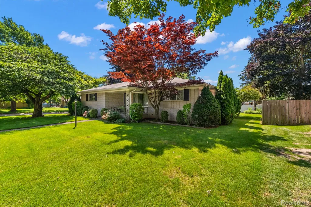 17048 Harbor Hill Drive Clinton Charter Township MI 48035
