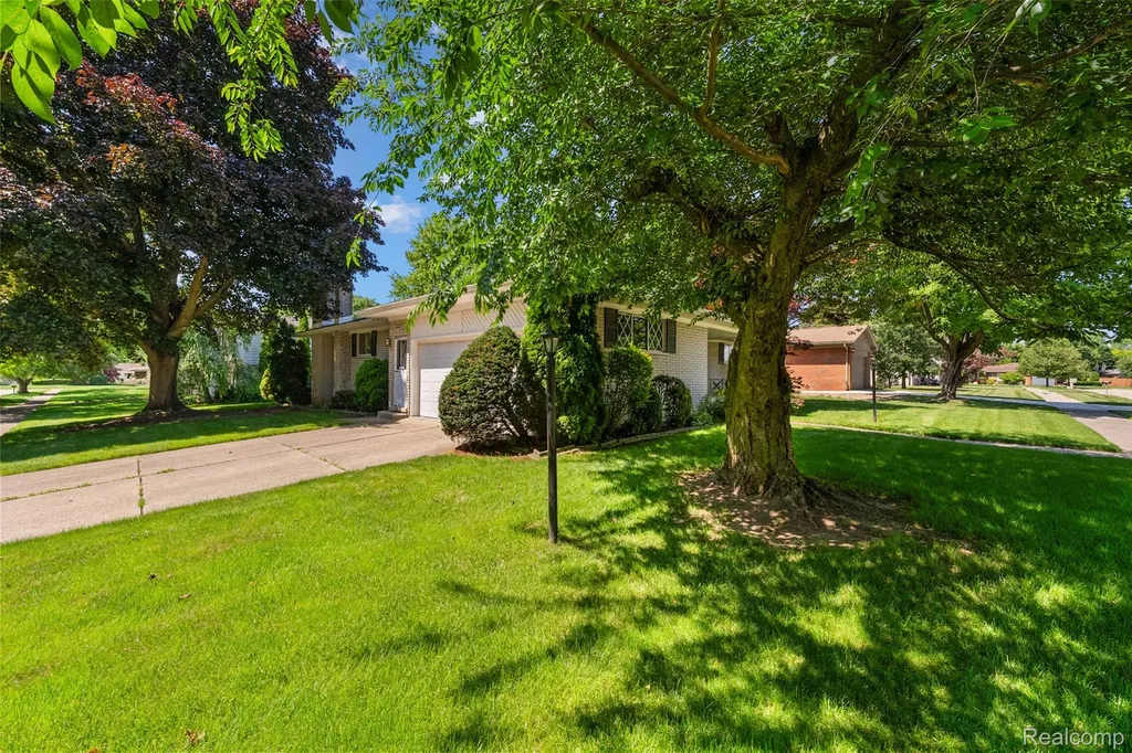 17048 Harbor Hill Drive Clinton Charter Township MI 48035