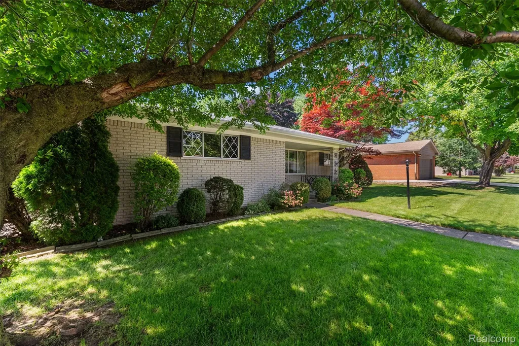 17048 Harbor Hill Drive Clinton Charter Township MI 48035