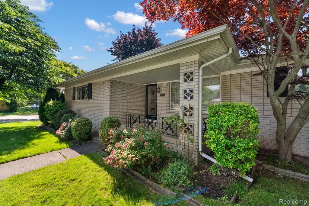 17048 Harbor Hill Drive Clinton Charter Township MI 48035
