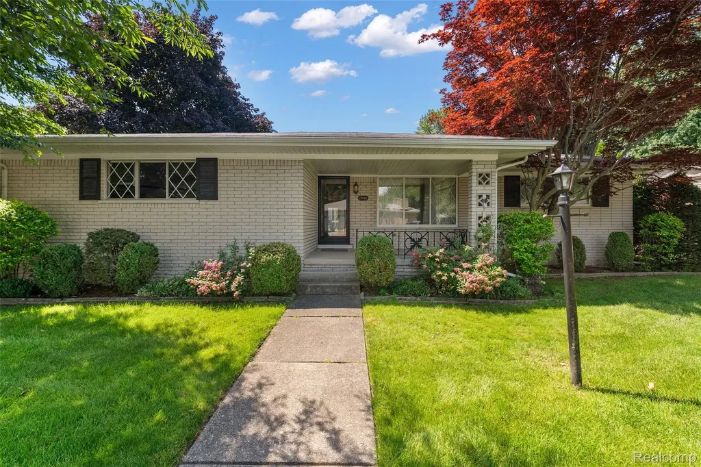17048 Harbor Hill Drive Clinton Charter Township MI 48035