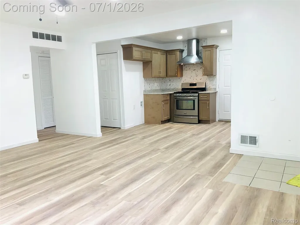 6475 N Highland Street Dearborn Heights City MI 48127