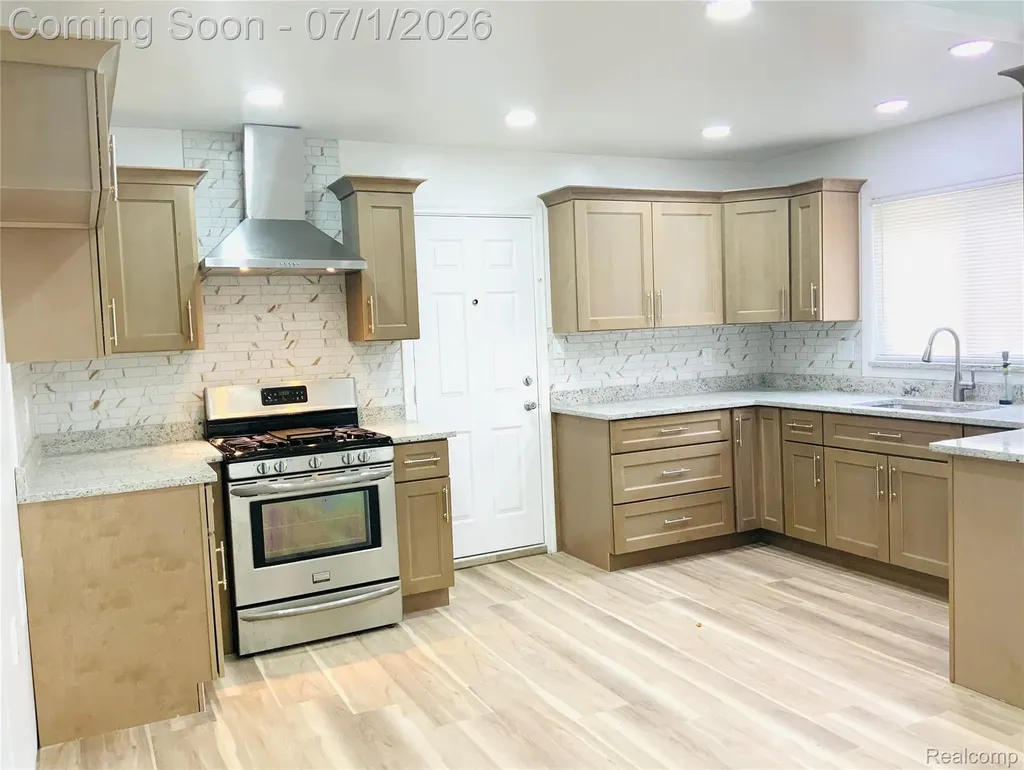 6475 N Highland Street Dearborn Heights City MI 48127