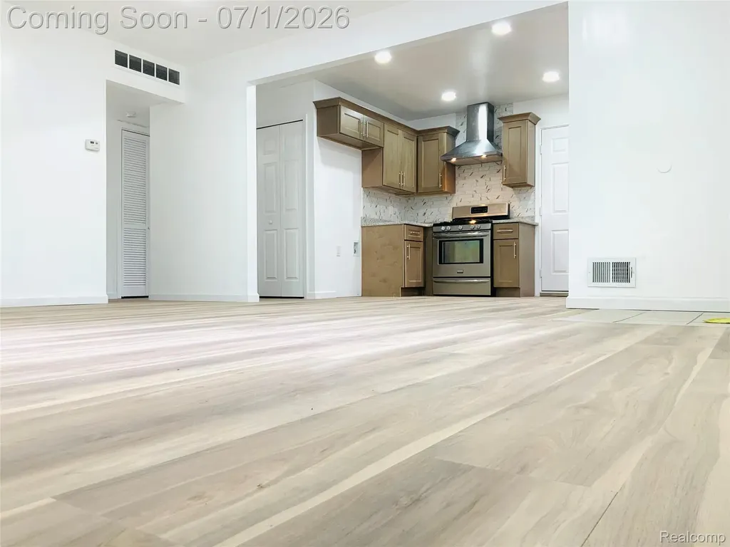 6475 N Highland Street Dearborn Heights City MI 48127