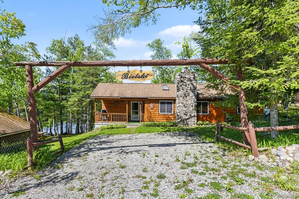9516 E Gaylanta Drive Vienna Township MI 49709