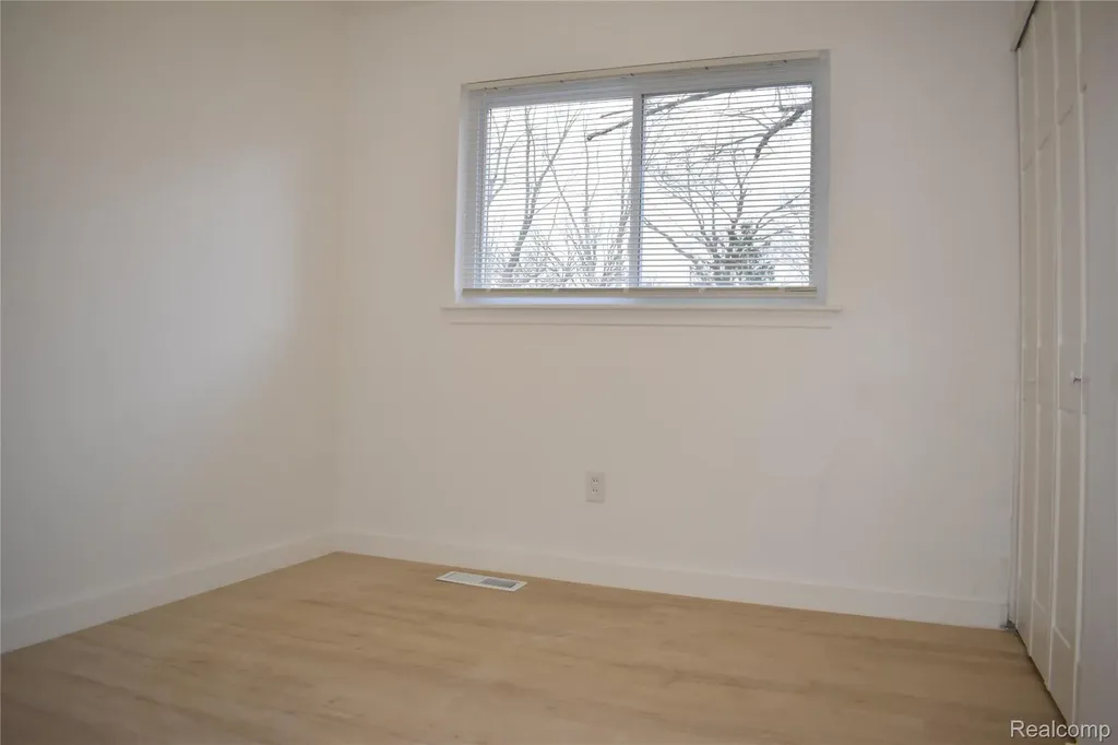 28095 Selkirk Street Southfield City MI 48076